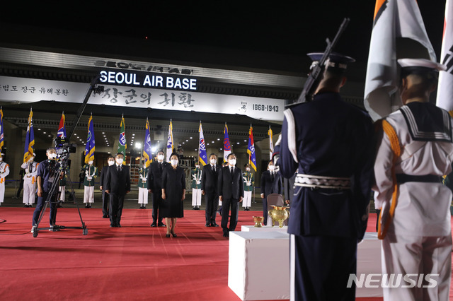 [서울=뉴시스] 전진환 기자 = 문재인 대통령과 김정숙 여사가 15일 오후 특별기를 통해 서울공항에 도착한 홍범도 장군의 유해 하기를 지켜보고 있다. 2021.08.15. amin2@newsis.com