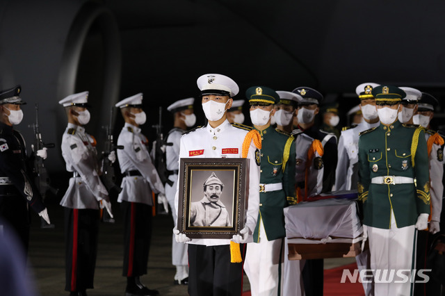[서울=뉴시스] 전진환 기자 = 15일 오후 특별기를 통해 서울공항에 도착한 홍범도 장군의 유해 하기후 운구행렬이 이어지고 있다. 2021.08.15. amin2@newsis.com