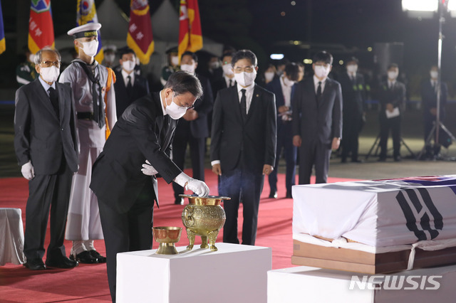 [서울=뉴시스] 전진환 기자 = 문재인 대통령이 15일 오후 일제강점기 봉오동 전투 승리를 이끈 홍범도 장군의 유해 봉환식이 열린 서울공항에서 홍범도 장군의 유해에 분향하고 있다.  2021.08.15. amin2@newsis.com