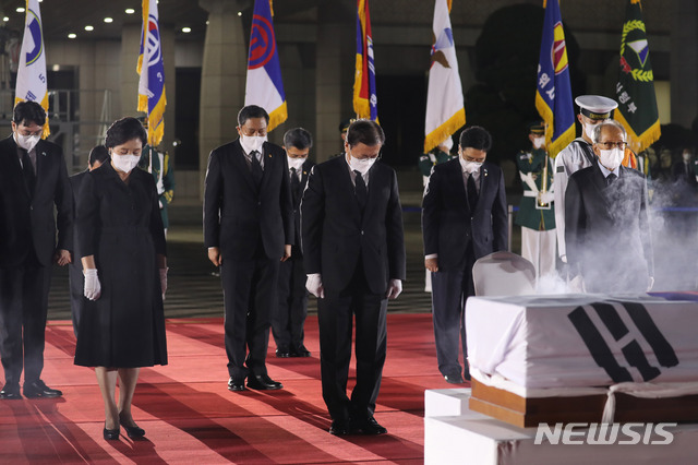 [서울=뉴시스] 전진환 기자 = 문재인 대통령과 김정숙 여사가 15일 오후 일제강점기 봉오동 전투 승리를 이끈 홍범도 장군의 유해 봉환식이 열린 서울공항에서 홍범도 장군의 유해에 묵념하고 있다.  2021.08.15. amin2@newsis.com