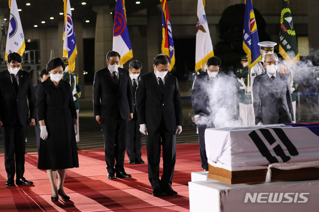 [서울=뉴시스] 전진환 기자 = 문재인 대통령과 김정숙 여사가 15일 오후 일제강점기 봉오동 전투 승리를 이끈 홍범도 장군의 유해 봉환식이 열린 서울공항에서 홍범도 장군의 유해에 분향 및 묵념하고 있다. 2021.08.15. amin2@newsis.com