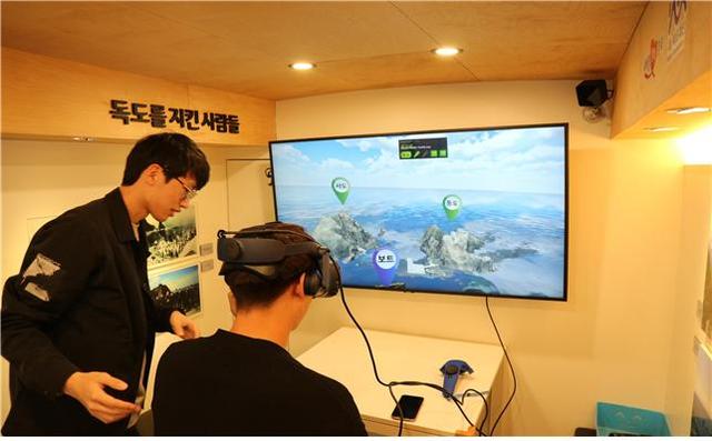 [포항=뉴시스] 강진구 기자 = 경상북도 출연기관인 독도재단(이사장 이철우)은 지난 15일 대구공항에서 출발하는 울릉도·독도 무착륙 관광 비행 행사장에서 ‘찾아가는 독도홍보버스’를 통해 탑승객들을 대상으로 다시 한번 독도 홍보에 나섰다고 16일 밝혔다.사진은 참여 시민들이 독도홍보버스에서 독도VR을 체험하고 있다.(사진=독도재단 제공) 2021.08.16.photo@newsis.com&nbsp; *재판매 및 DB 금지