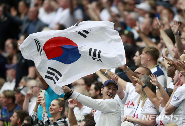 [런던=AP/뉴시스] 토트넘 홋스퍼의 한 축구 팬이 15일(현지시간) 영국 런던의 토트넘 홋스퍼 스타디움에서 열린 2021~22 잉글리시 프리미어리그(EPL) 1라운드 토트넘 홋스퍼와 맨체스터 시티와의 경기 중 태극기를 흔들며 손흥민을 응원하고 있다. 이날 손흥민은 후반 10분 선제 결승 골을 넣어 팀의 1-0 개막전 승리를 이끌었다. 2021.08.16.