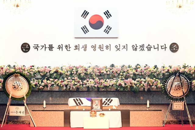 [서울=뉴시스] 전진환 기자 = 서거 78년만에 고국으로 돌아온 홍범도 장군 유해가 15일 저녁 고국으로 돌아와 국립대전현충원에 봉송되어 임시 안치되었다. 국립대전현충원 현충관에서 홍범도 장군의 유해 안치식이 거행되고 있다. (사진=국가보훈처 제공) 2021.08.16. photo@newsis.com *재판매 및 DB 금지