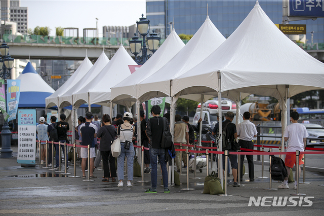[서울=뉴시스] 정병혁 기자 = 0시 기준 국내 코로나19 신규 확진자가 1556명으로 집계된 16일 오전 서울 중구 서울역광장에 설치된 임시선별검사소를 찾은 시민들이 검사를 위해 줄 서 있다. 2021.08.16. jhope@newsis.com
