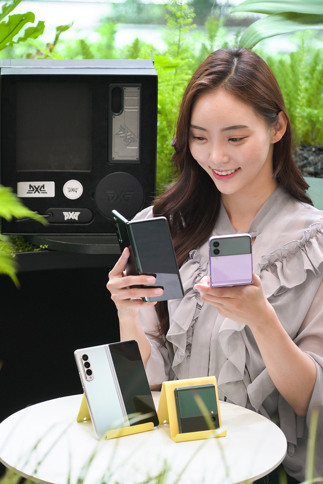 [서울=뉴시스] 전진환 기자 = SK텔레콤(대표이사 박정호, www.sktelecom.com)은 17일부터 23일까지 일주일 간 갤럭시 Z 폴드3와 갤럭시 Z 플립3의 예약판매에 돌입한다고 밝혔다. 예약 고객의 개통은 24일, 공식 출시는 27일이다. SKT는 프리미엄 골프브랜드 PXG와 함께 전용 케이스·볼마커·머니클립·무선 충전 패드· 네임택·미니 클러치 로 구성한 갤럭시 Z 폴드3·플립3 ‘PXG 스페셜 에디션’을 준비했다. (사진=SK텔레콤 제공) 2021.08.16. photo@newsis.com *재판매 및 DB 금지