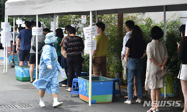 [대구=뉴시스] 이무열 기자 = 대구지역 코로나19 확진자가 45명으로 집계된 16일 오전 대구 수성구 보건소 선별진료소에서 시민들이 검사를 받기 위해 줄 서 기다리고 있다. 2021.08.16. lmy@newsis.com