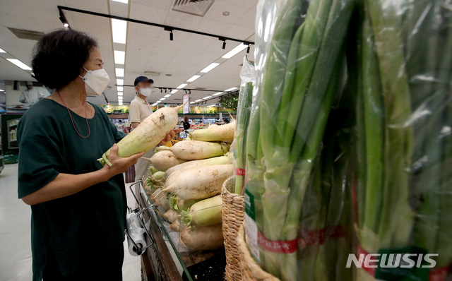 [서울=뉴시스] 김병문 기자 = 서울 시내 한 대형 마트에서 시민이 무를 고르고 있다. 2021.08.16. dadazon@newsis.com