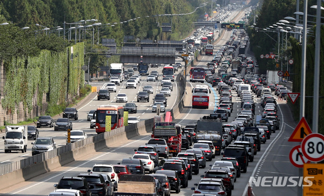 [서울=뉴시스] 추상철 기자 = 지난달 16일 오후 서울 서초구 경부고속도로 잠원IC 인근 도로에서 양방향 차량이 늘어나면서 정체현상이 빚어지고 있다. 2021.08.16. scchoo@newsis.com