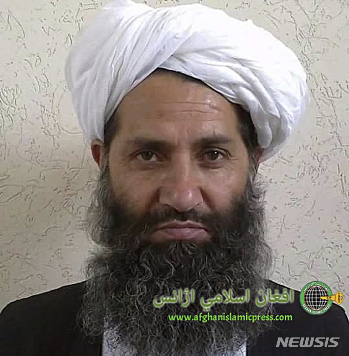 [카불=AP/뉴시스] 탈레반이 작년 8월 아프가니스탄 장악 이후 지난달 30일부터 2일까지 최대 규모의 지도자 회의를 개최한 가운데 하이바툴라 아쿤드자다 탈레반 최고지도자는 외국인들에게 아프간 내정에 개입하지 말라고 재차 경고했다. 2016년 아쿤드자다의 모습이 담긴 자료사진. 2022.07.03 