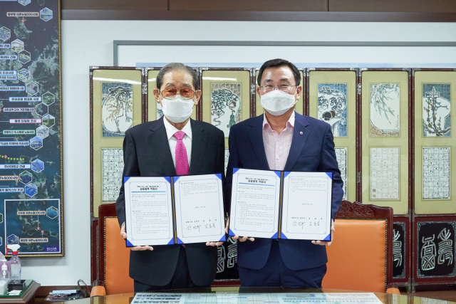 [통영=뉴시스] 신정철 기자= 김동욱 전 국회의원이 자신이 보유하고 있던 유물 등 7000여점을 통영시에 기증하기로 했다. 사진은 김동욱 전 의원(왼쪽)은 지난 12일 통영시장 집무실에서 통영 역사·문화·예술 발전을 위한 공동협력 약정을 체결하고 있는 모습이다.(사진=통영시 제공).2021.08.17. photo@newsis.com *재판매 및 DB 금지