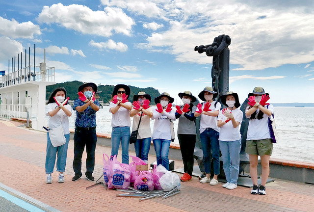 [안동=뉴시스] 지난 16일 포항해변에서 조깅을 하면서 쓰레기를 줍고 있는 시민들. (사진=경북도 제공) 2021.08.17 *재판매 및 DB 금지