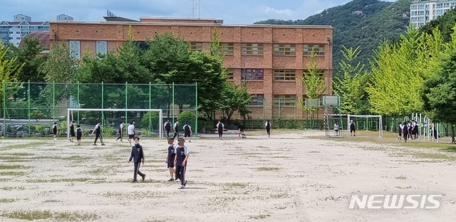 [의정부=뉴시스] 김도희 기자 = 전국에서 개학이 시작된 17일 오후 1시께 의정부시 한 중학교 운동장에서 점심식사를 마친 학생들이 축구를 하는 등 운동을 즐기고 있다. 2021.08.17. kdh@newsis.com