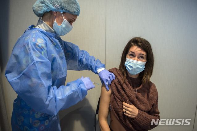 [몬테비데오=AP/뉴시스] 16일(현지시간) 우루과이 수도 몬테비데오의 안텔 경기장에서 한 시민이 백신 3차 접종(부스터 샷)으로 화이자 백신을 맞고 있다. 앞서 우루과이 보건부는 백신 2회차 접종을 마쳤더라도 중국 시노백 백신을 맞은 경우 화이자 백신으로 3차 접종을 승인해 이날부터 시행했다. 2021.08.17.