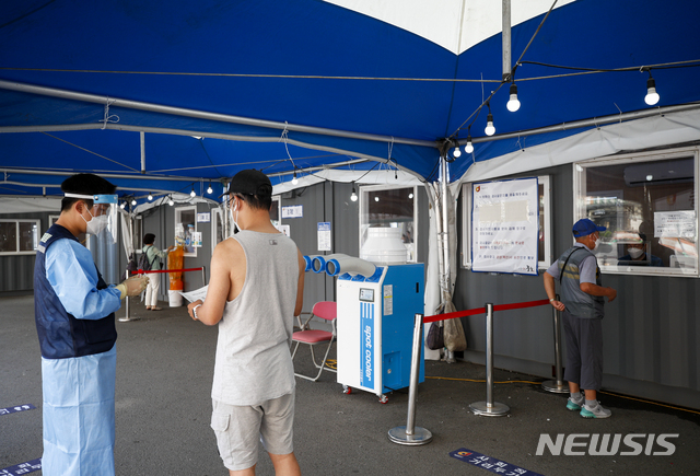 [서울=뉴시스] 정병혁 기자 = 0시 기준 국내 코로나19 확진자 수가 1373명으로 집계된 17일 오전 서울 중구 서울역광장에 설치된 임시선별검사소를 찾은 시민들이 검사를 받기 위해 줄 서 있다. 2021.08.17. jhope@newsis.com