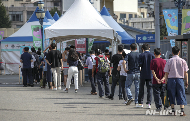 [서울=뉴시스] 정병혁 기자 = 0시 기준 국내 코로나19 확진자 수가 1373명으로 집계된 지난 17일 오전 서울 중구 서울역광장에 설치된 임시선별검사소를 찾은 시민들이 검사를 받기 위해 줄 서 있다. 2021.08.17. jhope@newsis.com