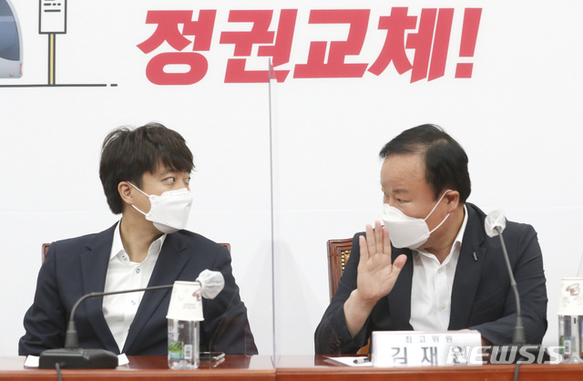 [서울=뉴시스] 최진석 기자 = 이준석(왼쪽) 국민의힘 대표와 김재원 최고위원. 2021.08.17. myjs@newsis.com