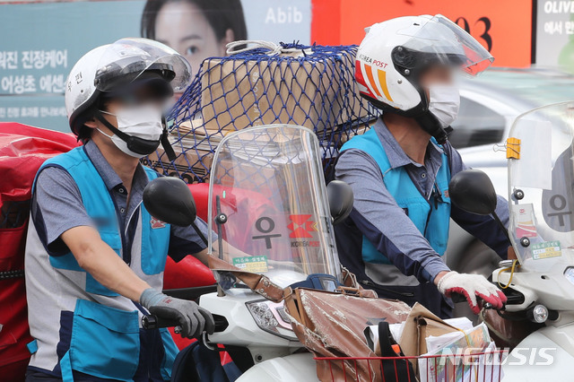 [서울=뉴시스] 권창회 기자 = 초가을 날씨를 보이는 17일 오전 서울 종로구 광화문역 인근에서 우체부들이 반팔옷과 긴팔옷을 입고 신호대기를 하고 있다. 2021.08.17. kch0523@newsis.com