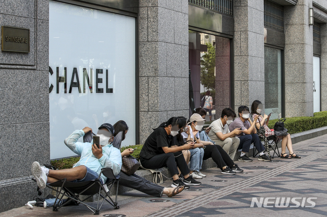 [서울=뉴시스] 정병혁 기자 = 해외 명품 브랜드의 가격 인상이 이어지고 있는 가운데 17일 오전 서울 중구 신세계백화점 본점 명품관을 찾은 시민들이 백화점에 들어가기 위해 줄을 서고 있다. 2021.08.17. jhope@newsis.com