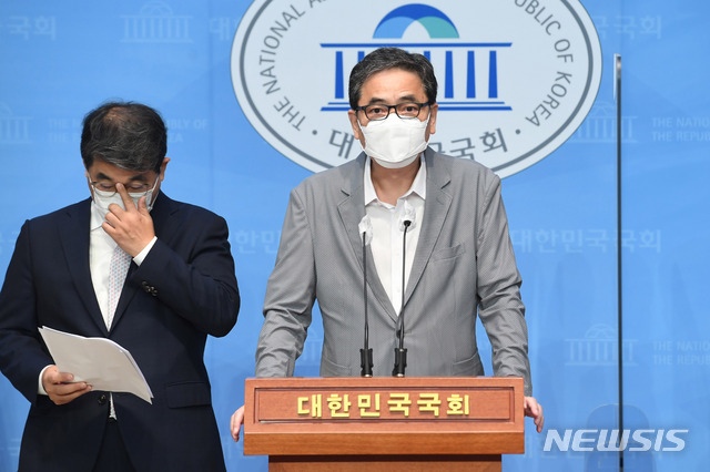 [서울=뉴시스] 최동준 기자 = 곽상도 국민의힘 의원이 17일 서울 여의도 국회 소통관에서 상임위 현안 관련 기자회견을 하고 있다. (공동취재사진) 2021.08.17. photo@newsis.com