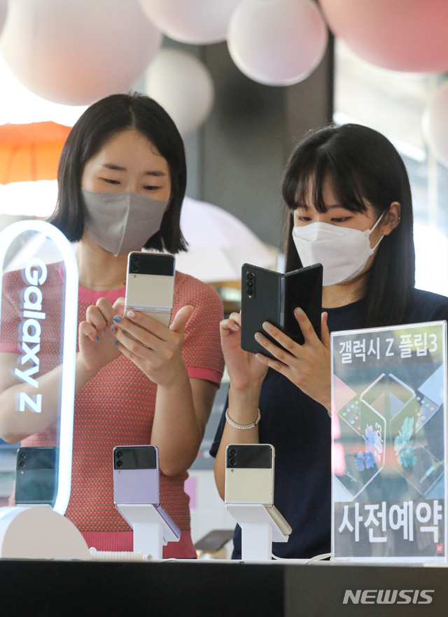 [서울=뉴시스] 권창회 기자 = 삼성전자의 새로운 폴더블(foldable·접을 수 있는)폰 ‘갤럭시Z 폴드3’, ‘갤럭시Z 플립3’ 사전예약이 시작된 17일 오전 서울 종로구 광화문 KT스퀘어에서 시민들이 '갤럭시Z 폴드3, 플립3'을 체험하고 있다. 2021.08.17. kch0523@newsis.com