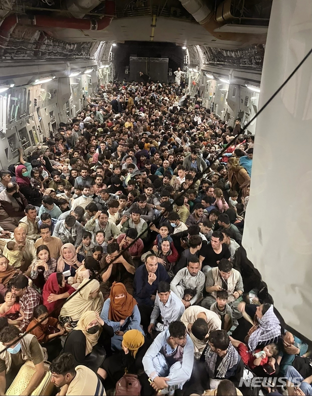 [AP/뉴시스]지난 15일(현지시간) 아프가니스탄 수도 카불 하미르 카르자이 국제공항에서 출발한 미군 수송기 C-17에 아프간인들이 수용 한도를 초과해 탑승하고 있다. 2021.08.24.