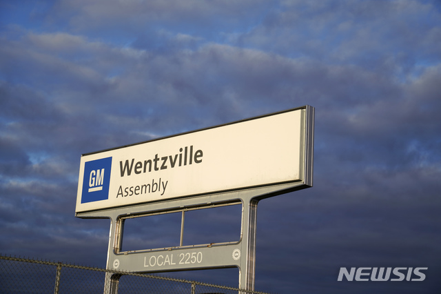 [웬츠빌(미 미주리주)=AP/뉴시스]지난 3월24일 미 미주리주 웬츠빌의 제너럴 모터스(GM) 공장 입구에 세워진 간판 모습. 주요 공급망 체인 문제와 씨름하고 있는 자동차 공장의 생산량이 급증하면서 7월 미국의 공장 생산량이 4개월 만에 가장 큰 증가폭을 기록한 것으로 17일 나타났다. 2021.8.17