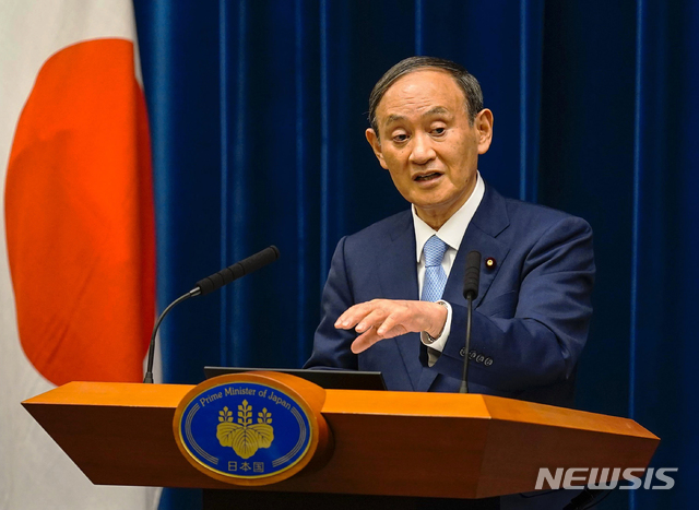 [도쿄=AP/뉴시스]스가 요시히데(管義偉) 일본 총리가 17일 도쿄 총리 관저에서 기자회견을 하고 있다. 스가 총리는 "전국에서 코로나19 신규 감염이 급증하며 경험해보지 못한 감염 확대가 계속되고 있다. 의료 체계가 압박받고 있으며 수도권을 중심으로 매우 어려운 상황이 이어지고 있다"고 말했다. 2021.8.17