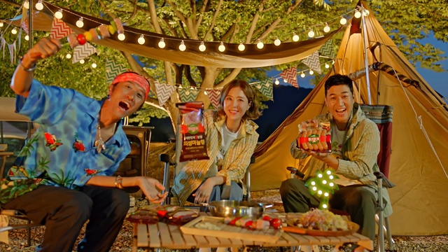 [서울=뉴시스]코요태 의성마늘햄 뮤직비디오 캡쳐. (사진=롯데푸드 제공). 2021.08.18. photo@newsis.com *재판매 및 DB 금지