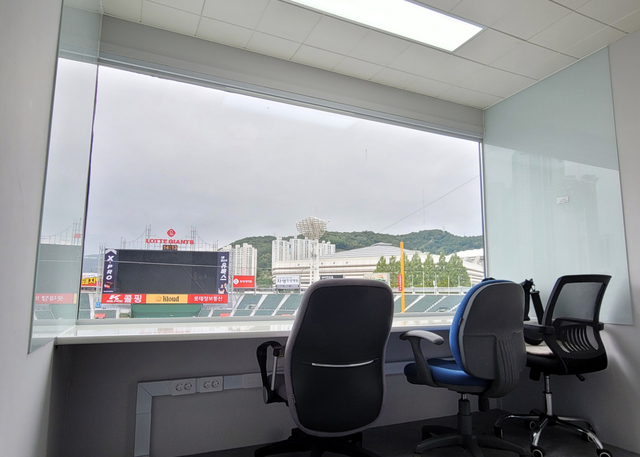 [부산=뉴시스] 새단장된 부산 사직야구장 중계부스. (사진=롯데 자이언츠 제공) *재판매 및 DB 금지