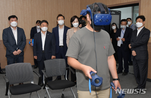 [진주=뉴시스] 홍정명 기자= 18일 경남 진주시 소재 경상국립대학교 가좌캠퍼스에서 열린 '부총리-경남·울산지역혁신플랫폼 현장간담회'에 참석한 유은혜 사회부총리 겸 교육부장관 등이 USG 공유대학 현장을 둘러보고 있다.(사진=경남도 제공) 2021.08.18. photo@newsis.com