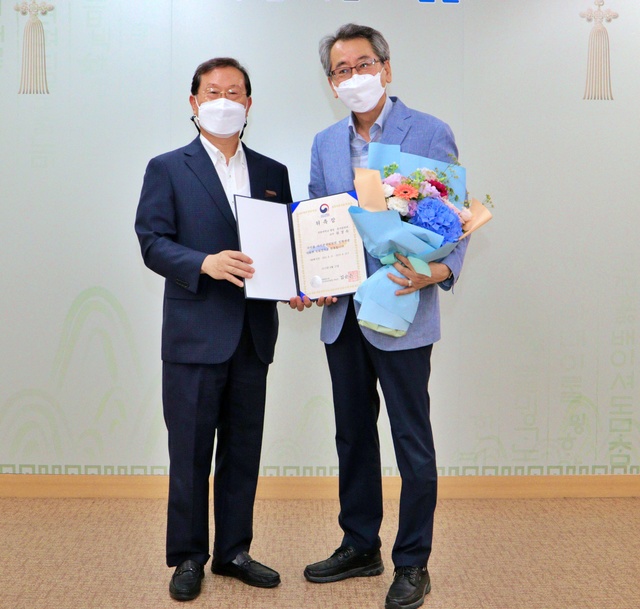 [아산=뉴시스]이종익 기자 = 18일 정부서울청사에서 김순은 자치분권위원회 위원장(왼쪽)과 권경득 제2기 정책자문위원회 위원장(오른쪽)이 기념촬영을 하고 있다. 2021.08.18. (사진=자치분권위원회 제공) photo@newsis.com *재판매 및 DB 금지