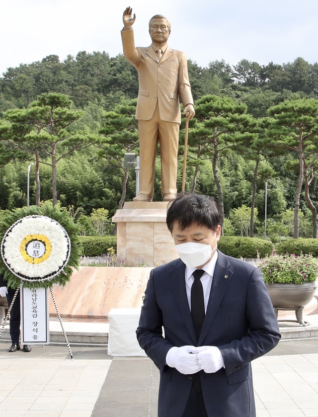 [무안=뉴시스] 18일 DJ 서거 12주기를 맞아 전남 무안군 삼향읍 남악 중앙공원 내 김대중 전 대통령 동상을 찾은 장석웅 전남교육감. (사진 제공 = 전남도교육청) *재판매 및 DB 금지