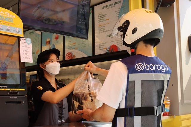 코로나19 재유행에 직접 배달 나서는 식음료업계 '재부각'