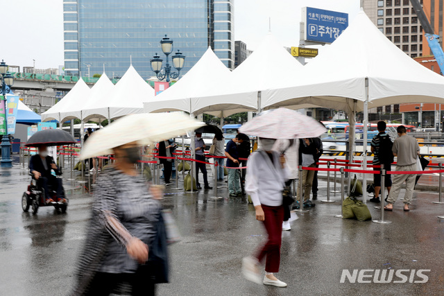 [서울=뉴시스] 김병문 기자 = 코로나19 일일 신규 확진자 수가 1,805명으로 집계된 18일 오전 서울 중구 서울역에 마련된 임시선별검사소에서 시민들이 검사를 기다리고 있다. 2021.08.18. dadazon@newsis.com