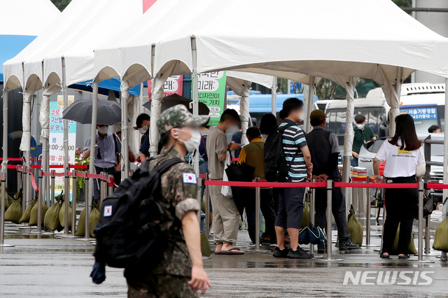 [서울=뉴시스] 김병문 기자 = 코로나19 일일 신규 확진자 수가 1,805명으로 집계된 18일 오전 서울 중구 서울역에 마련된 임시선별검사소에서 시민들이 검사를 기다리고 있다. 2021.08.18. dadazon@newsis.com