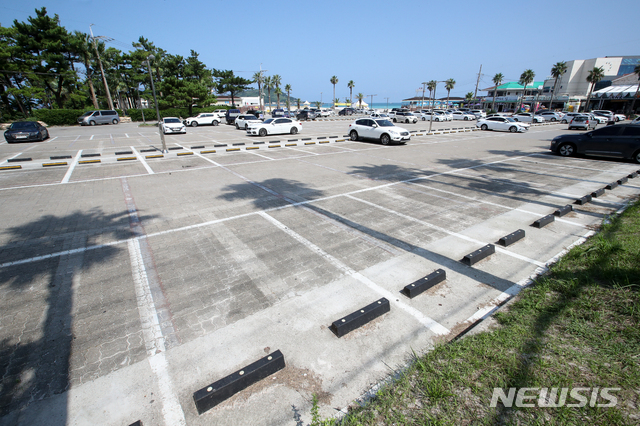 [제주=뉴시스] 우장호 기자 = 제주 지역 사회적 거리두기가 4단계로 격상된 18일 오전 제주시 한림읍 협재해수욕장 인근 주차장이 이용객이 없어 한산한 모습이다. 4단계 조치로 제주 도내 12개 지정 해수욕장은 오는 29일까지 모두 폐장한다. 2021.08.18. woo1223@newsis.com
