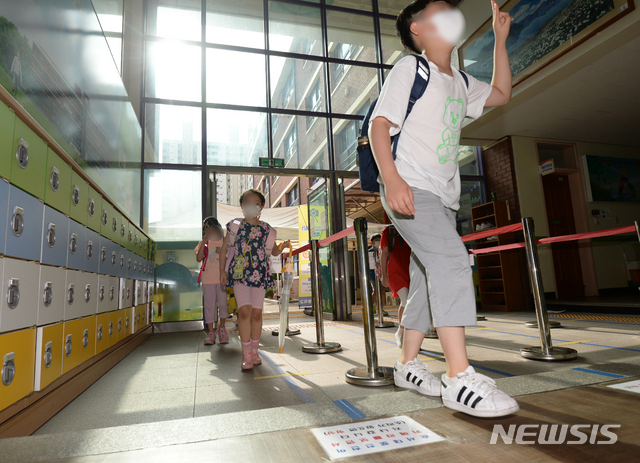 [광주=뉴시스] 김혜인 기자 = 코로나19 속 개학이 시작된 18일 오전 광주 북구 동림초등학교에서 학생들이 등교하고 있다. 2021.08.18.hyein0342@newsis.com