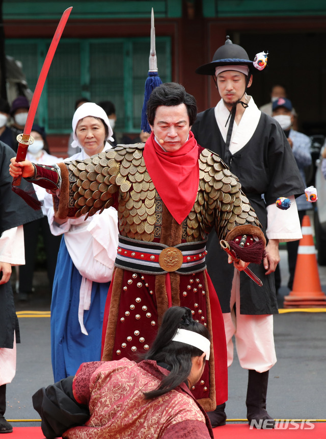 [고양=뉴시스] 고범준 기자 = 허경영 국가혁명당 명예대표가 18일 오후 경기도 고양시 행주산성에서 열린 20대 대통령 출마 선언 및 기자회견에서 퍼포먼스를 하고 있다. 2021.08.18. bjko@newsis.com