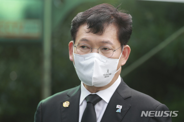 [서울=뉴시스] 국회사진기자단 = 김대중 전 대통령 서거 12주기인 18일 오후 서울 동작구 국립서울현충원에서 송영길 더불어민주당 대표가 고(故) 김 전 대통령 묘역 참배를 마치고 취재진의 질문에 답하고 있다. 2021.08.18. photo@newsis.com