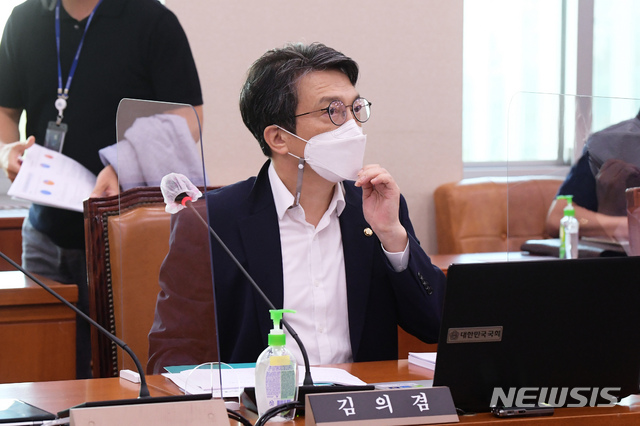 [서울=뉴시스] 최진석 기자 = 지난 8월 18일 오후 서울 여의도 국회에서 열린 언론중재 및 피해구제 등에 관한 법률 일부개정법률안(언론중재법) 심의를 위한 문화체육관광위원회 안건조정위원회에서 비교섭단체 조정위원으로 선임된 김의겸 열린민주당 의원이 마스크를 고쳐쓰고 있다. (공동취재사진) 2021.08.18. photo@newsis.com