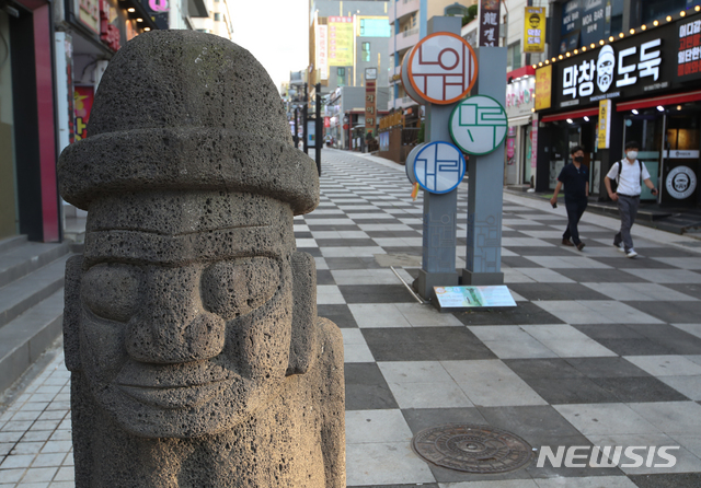 [제주=뉴시스] 우장호 기자 = 제주 지역 사회적 거리두기 4단계 격상 첫날인 18일 오후 제주시 연동 누웨모루 거리가 지나는 사람이 줄어 한산하다. 2021.08.18. woo1223@newsis.com