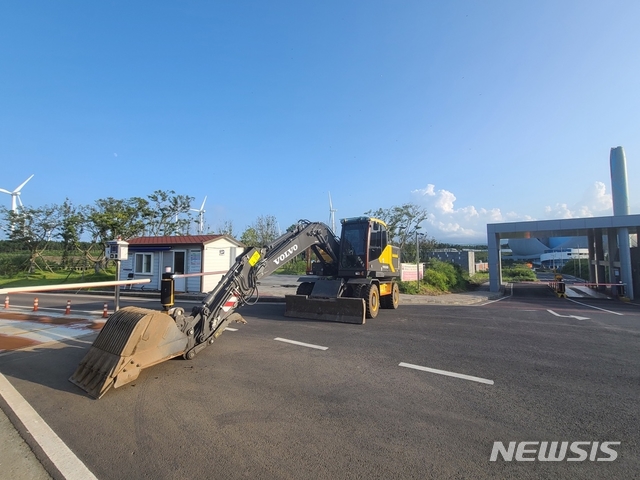[제주=뉴시스] 2021년 8월19일 제주시 구좌읍에 있는 제주환경자원순환센터 매립장 입구가 주민들이 세워 놓은 굴삭기에 막혀 있는 모습. (사진=뉴시스DB) 2021.08.19. photo@newsis.com