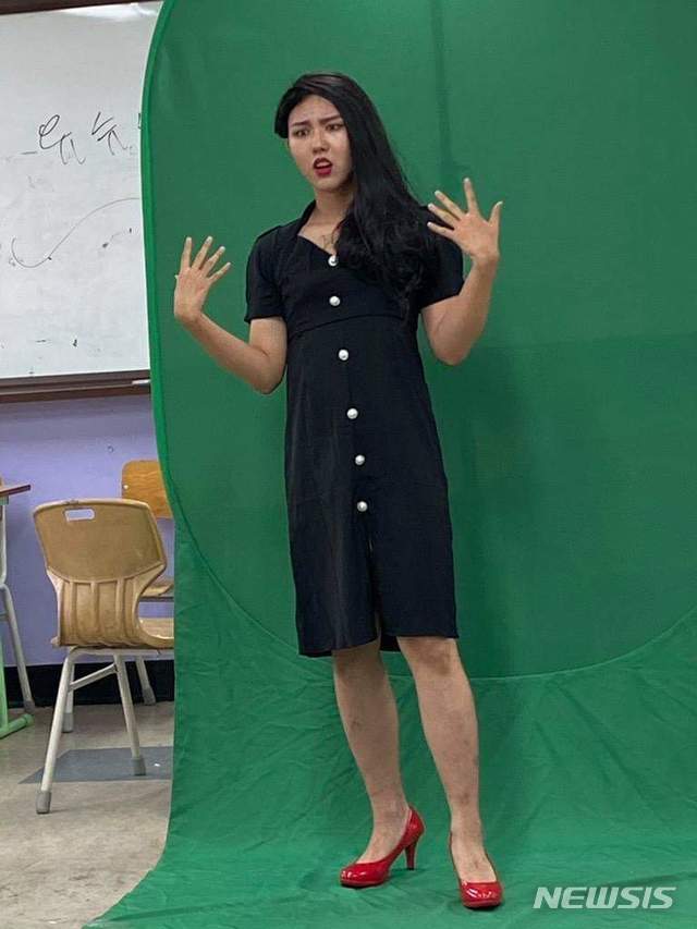 [의정부=뉴시스] 의정부고등학교 학생자치회가 공개한 졸업사진. 한 학생이 드라마 '펜트하우스'의 주인공 천서진을 패러디하고 있다. (사진=의정부고 학생자치회 제공)