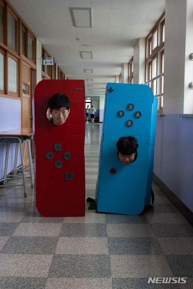 [의정부=뉴시스] 의정부고등학교 학생자치회가 공개한 졸업사진. 두명의 학생이 닌텐도 스위치 게임기 조이콘을 패러디하고 있다. (사진=의정부고 학생자치회 제공)