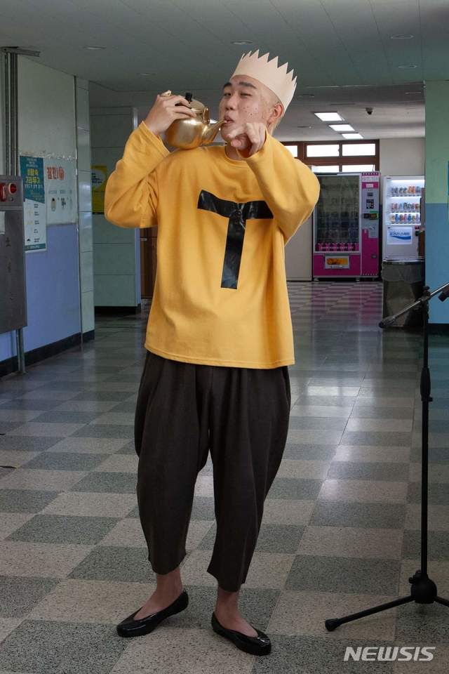 [의정부=뉴시스] 의정부고등학교 학생자치회가 공개한 졸업사진. 한 학생이 만화 '검정고무신' 캐릭터를 패러디 하고 있다. (사진=의정부고 학생자치회 제공)