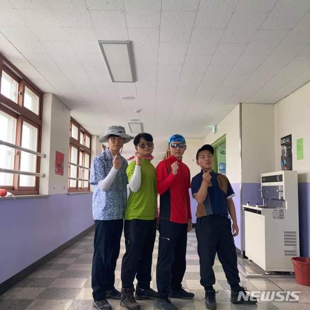 [의정부=뉴시스] 의정부고등학교 학생자치회가 공개한 졸업사진. 학생들이 2019년 만들어진 유튜브 채널 ‘피식대학’의 한 코너인 한사랑산악회를 패러디 하고 있다. (사진=의정부고 학생자치회 제공)