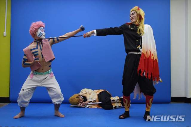 [의정부=뉴시스] 의정부고등학교 학생자치회가 공개한 졸업사진. 학생들이 애니매이션 '귀멸의 칼날' 캐릭터들을 패러디 하고 있다. (사진=의정부고 학생자치회 제공)