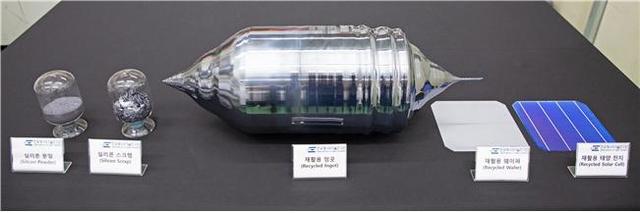 [대전=뉴시스] 태양광 폐패널로부터 회수한 실리콘(분말과 스크랩 형태), 오른쪽과 가운데는 이를 재활용해 만든 단결정 잉곳, 웨이퍼 및 태양전지. *재판매 및 DB 금지