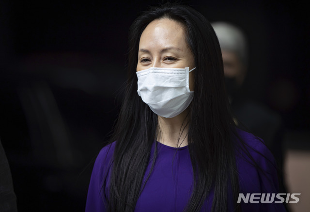 [밴쿠버=AP/뉴시스] 중국 화웨이 최고재무책임자(CFO) 멍완저우가 18일(현지시간) 캐나다 밴쿠버의 브리티시컬럼비아주 대법원 법정을 떠나고 있다. 그의 미국 인도에 대한 재판이 이날 끝났고, 재판부는 오는 10월21일 그 결과를 발표할 예정이다. 2021.08.19 